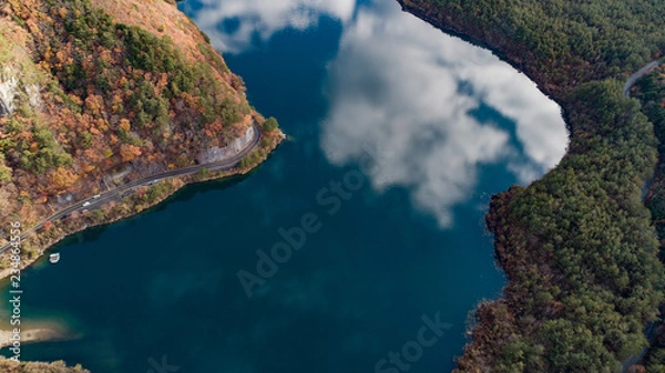 Fototapeta 湖面に映る空と紅葉