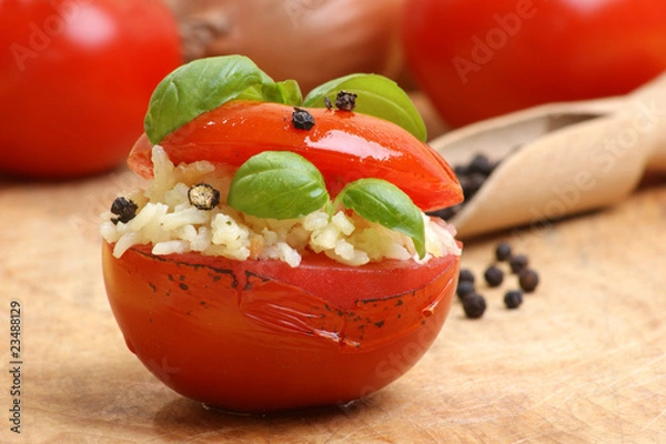 Fototapeta gegrillte Tomate mit Reisfüllung