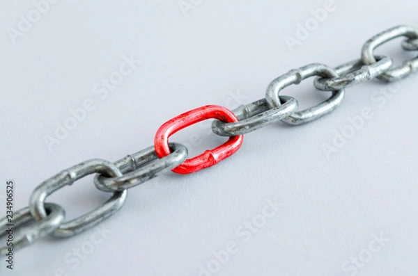 Fototapeta Diagonal metal chain, with red link