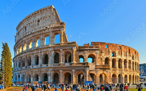 Fototapeta crowd of people in front of ancient roman colosseum with clear sky in Rome, Italy	