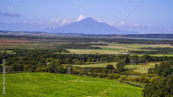 Fototapeta 日本、北海道、サロベツ、宮の台展望台、利尻富士、雄大な自然と絶景、秋