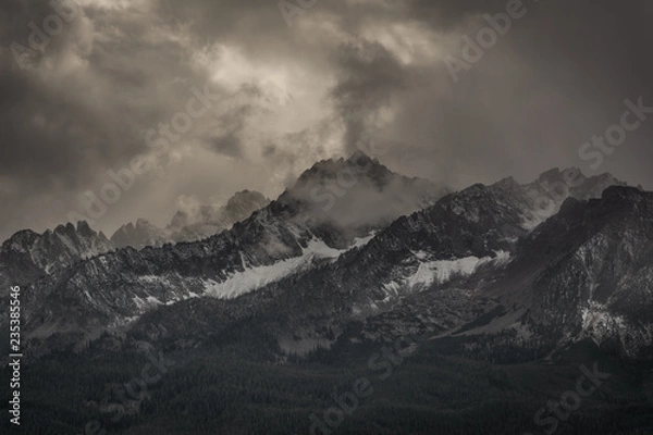 Fototapeta the sawtooth mountains in idaho with grey sky and clouds