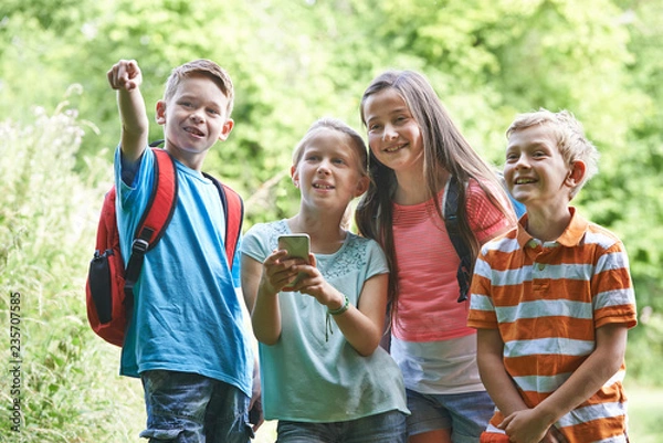 Obraz Group Of Children Geocaching In Woods