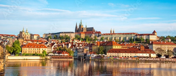 Obraz Piękny krajobraz starego miasta i Hradczany (Zamek Praski) z katedrą św. Wita i kościołem św. Jerzego w Pradze, Republika Czeska. Niesamowite miejsca. popularna atrakcja turystyczna