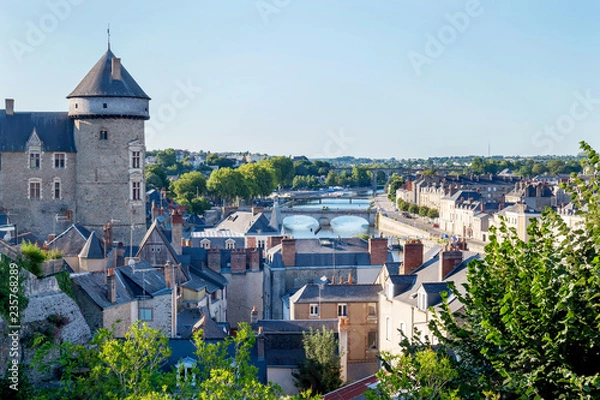 Fototapeta Brzegi rzeki Mayenne, miasto Laval, Mayenne, Kraj Loary, Francja