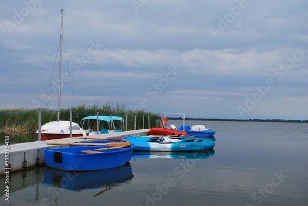 Obraz stanica wodna nad jeziorem resko