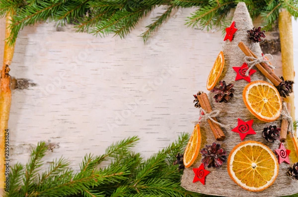 Obraz Новогодняя композиция в виде поздравительной открытки из березовой коры украшенной еловыми ветками  и необычной ели выполненной в стиле «арт-деко».