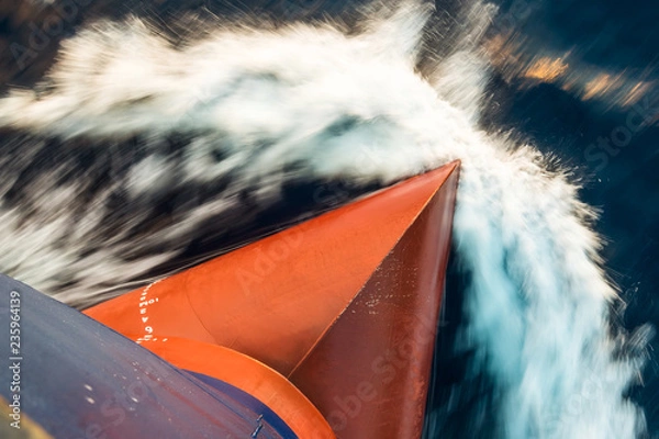 Fototapeta Żarówka koloru czerwonego statku w drodze.