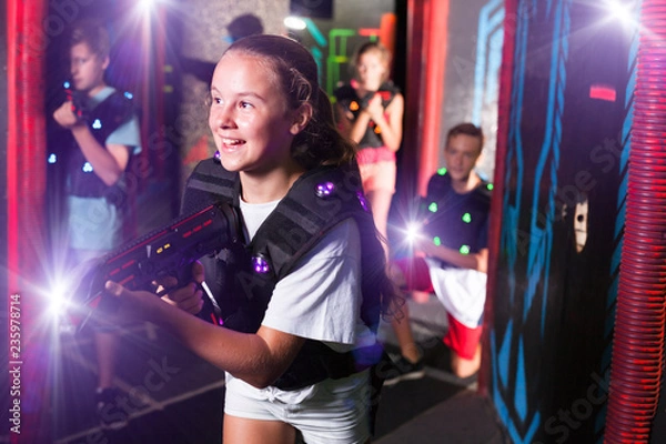 Obraz Dziewczyna grająca w laser