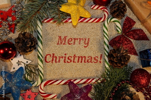 Fototapeta красивый новогодний фон с елочными игрушками и веточками ели на бежевом фоне       