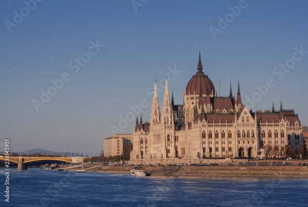 Obraz  Budapest, Ungarn. Das Parlament am Donauufer in der Hauptstadt des Osteuropa Landes