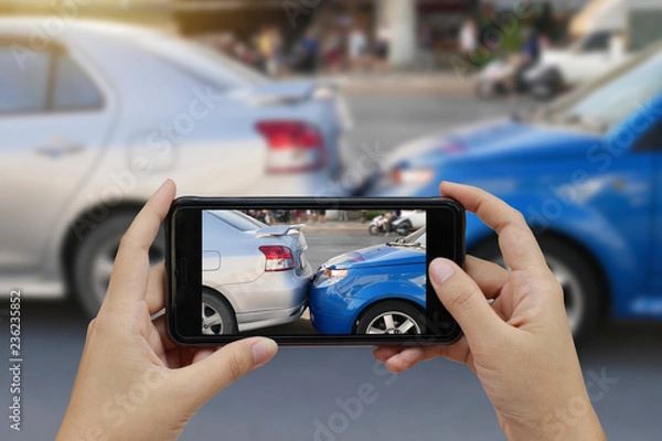 Fototapeta Bliska ręka trzyma smartfon i zrób zdjęcie