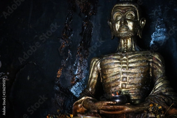 Fototapeta Fasting Buddha statue