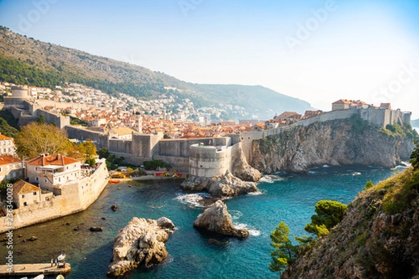 Fototapeta Widok z fortu Lovrijenac do starego miasta w Dubrowniku w Chorwacji w świetle słońca