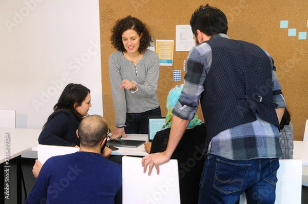 Fototapeta Diskussion beim coden