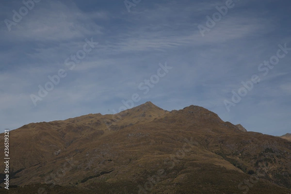 Fototapeta Berg vor blauem Himmel