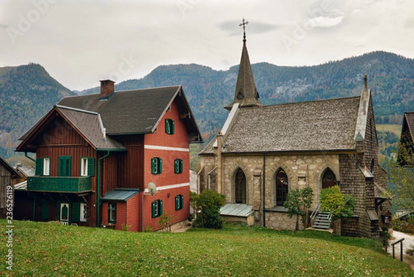 Fototapeta Miasto Grundlsee ze starym kościołem parafialnym w pochmurny jesienny dzień. Region Salzkammergut, kraj związkowy Styria, Austria, Europa.