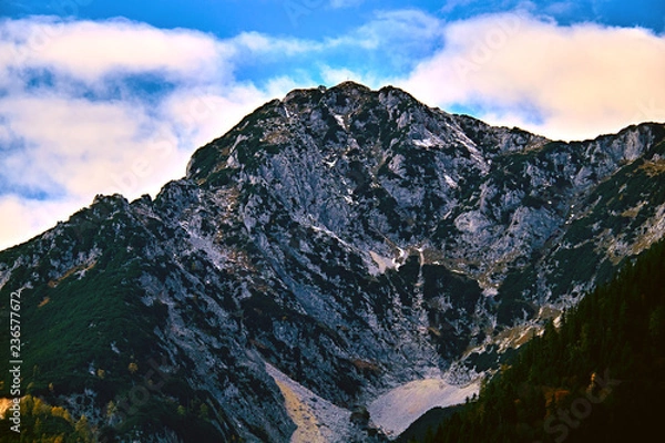Obraz Beautiful scenic view of Austrian alps. Hallstatt mountain village at Hallstatt lake. Sunny day lake view on Hallstatt alps mountains. Location: resort village Hallstatt, Salzkammergut, Austria, Alps