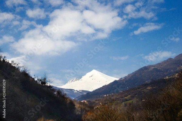 Fototapeta snowy mountain 