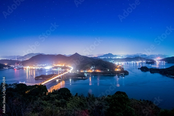 Obraz 日本、瀬戸内海、夜のしまなみ海道、秋の絶景、カレイ山展望台の夜景