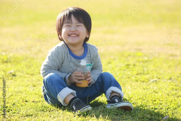 Obraz ジュースを飲む男の子