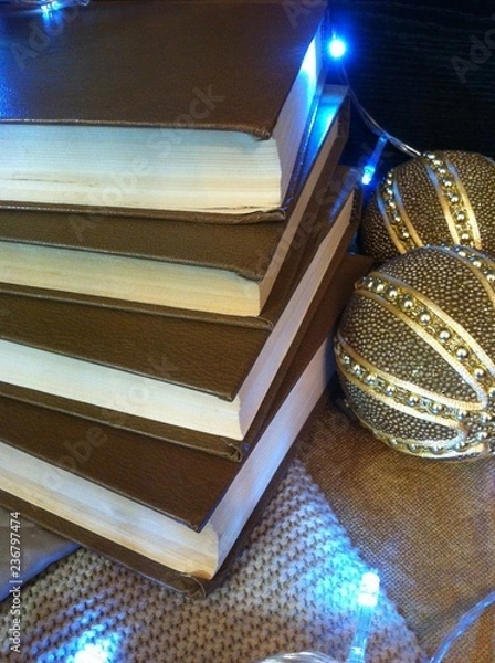 Fototapeta книги и рождественские украшения