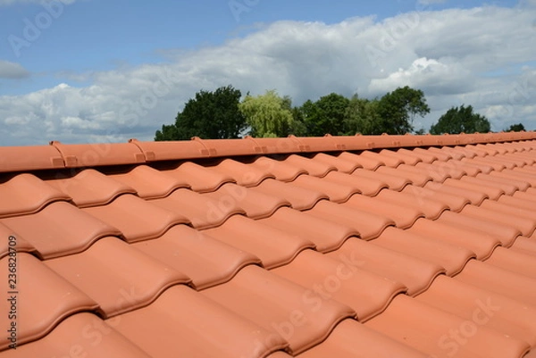 Obraz Schönes Parallax Panorama einer Dachdecker Baustelle im Handwerk: Banner für Traditions-Beruf Dachdecken mit Dachziegeln in Rot