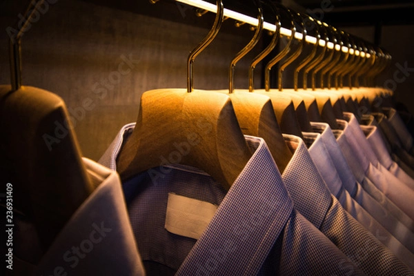 Obraz camisas sobre un gancho