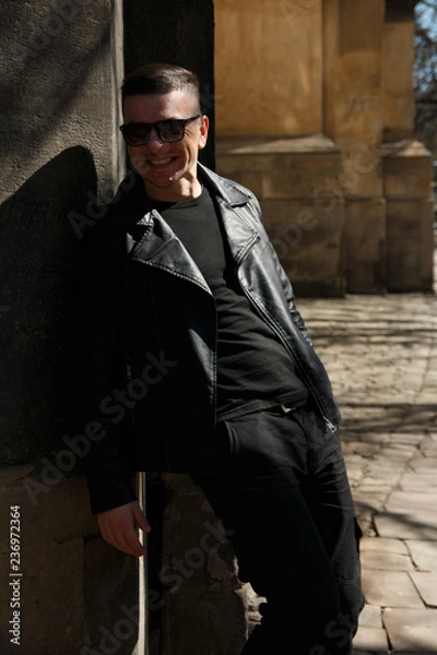 Obraz man in sunglasses on the background of architecture