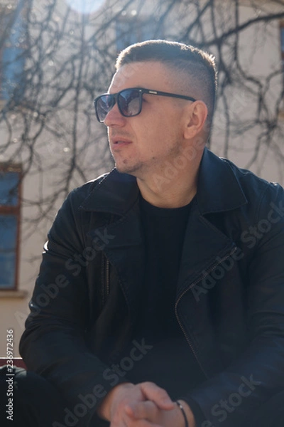 Obraz man in sunglasses on the background of architecture