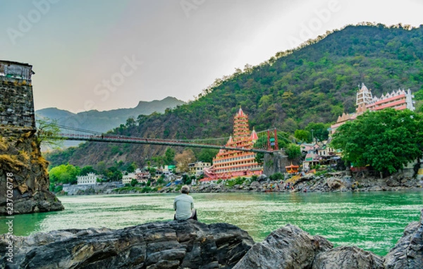 Obraz Lakshman Jhula ze świątynią Trayambakeshwar - fotografia wschodu słońca