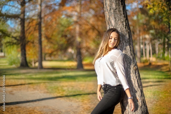 Fototapeta Photographing a girl during autumn with a blurred background