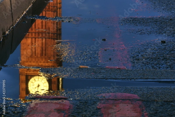 Obraz Big Ben reflection in rain puddle