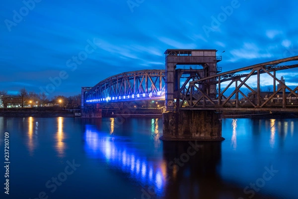 Fototapeta Widok na oświetlony stary most kolejowy Hubbrücke w Magdeburgu w Niemczech.