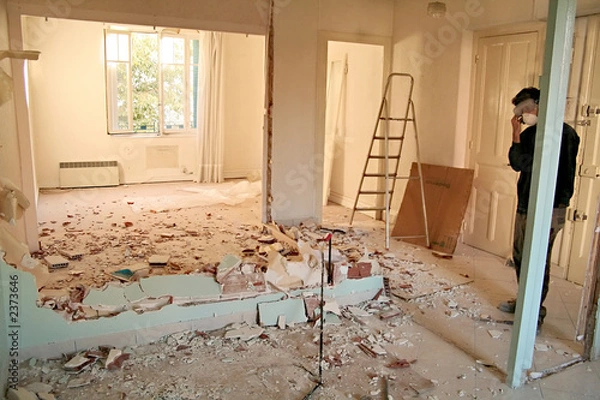 Obraz młody człowiek i praca w mieszkaniu