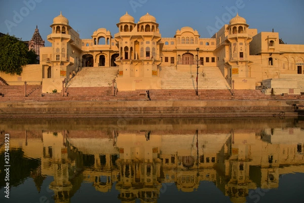 Obraz インドのラジャスタン州のプシュカル　ヒンドゥー教の聖地プシュカル湖　宮殿と水面に映るリフレクション　ガートを歩く子供