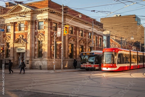Fototapeta Toronto, Canada – December 4th 2018 - Toronto streets with crowd and public traffic in the fall, early winter