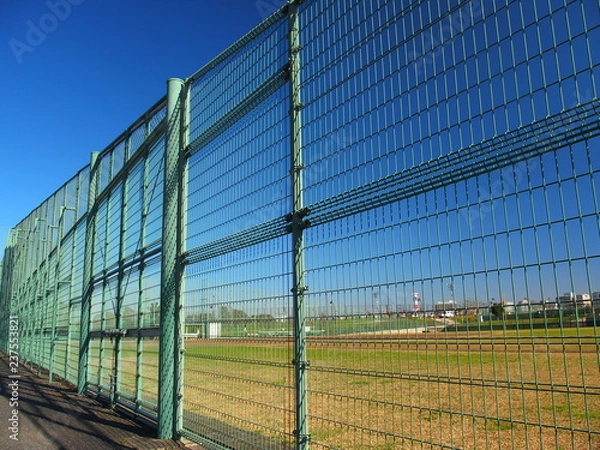 Fototapeta 公園の平日のグラウンド風景