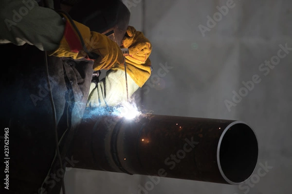Fototapeta Butt welding underwater pipeline using automatic equipment. Mobile system for welding pipelines. The construction of an underwater gas pipeline. Plasma welding.