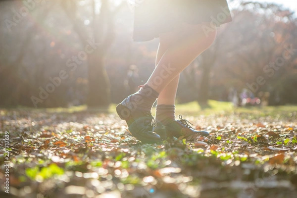 Obraz 女性の足元　秋　公園