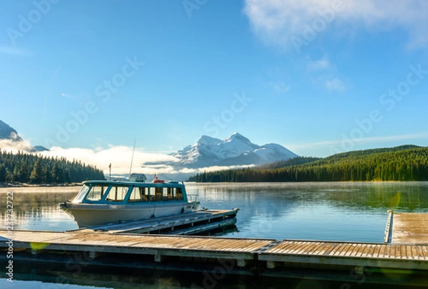 Obraz Słoneczny dzień rejsu po jeziorze Maligne