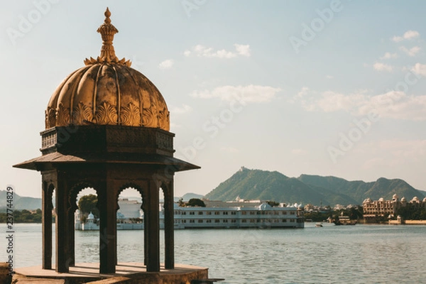 Fototapeta Gazebo by the lake Pichola, Udaipur 