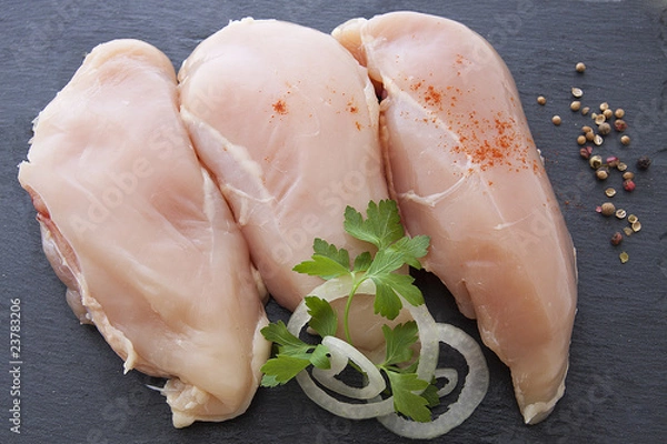 Obraz Filets de poulet sur ardoise