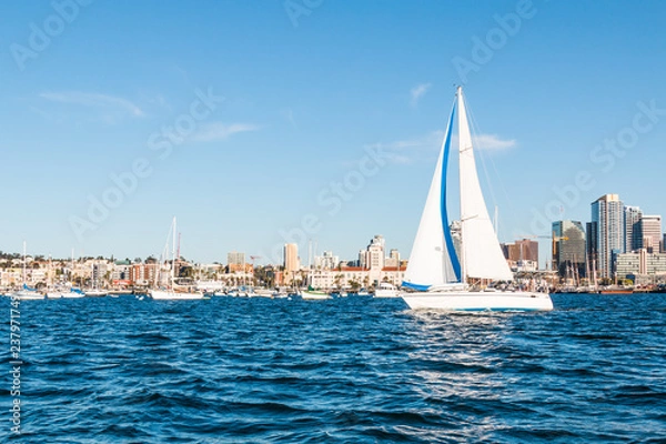 Obraz Żaglówka w porcie w San Diego z panoramą centrum w tle.