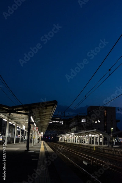 Fototapeta 夕暮れの鉄道駅