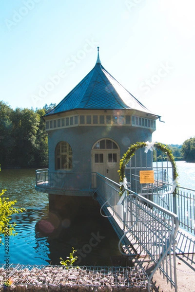 Fototapeta Pumpenhäuschen am Itzeblitzer Weiher Saarland - Retro