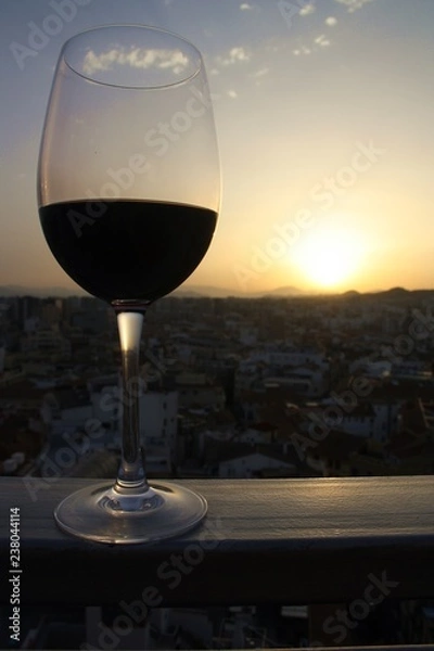 Fototapeta Wino na tle zachodzącego słońca 