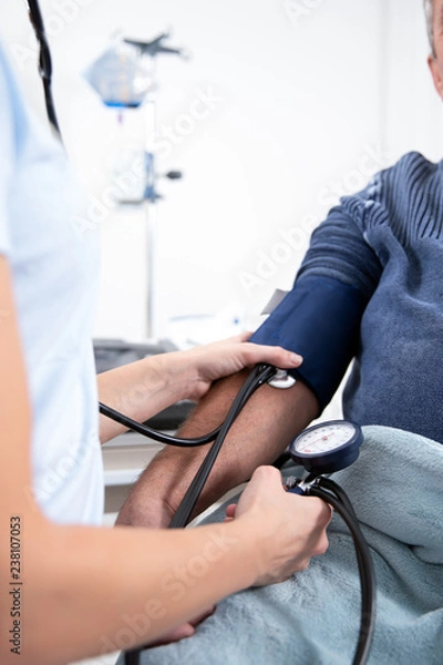 Obraz junge hübsche Krankenschwester pflegt einen pazienten, misst blutdruck, blutzucker künstliche beatmung im Krankenhaus oder pflegeheim