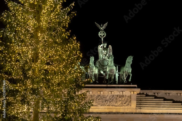 Obraz Weihnachtsbaum vor dem Brandenburger Tor / Quadriga in Berlin im Jahr 2018