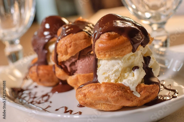 Fototapeta Ice cream eclair witch chocolate